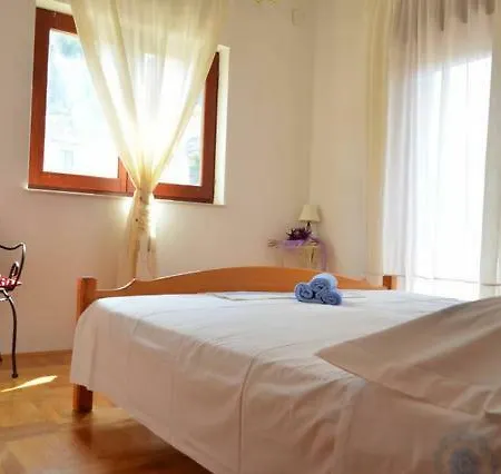 Apartament 1 *